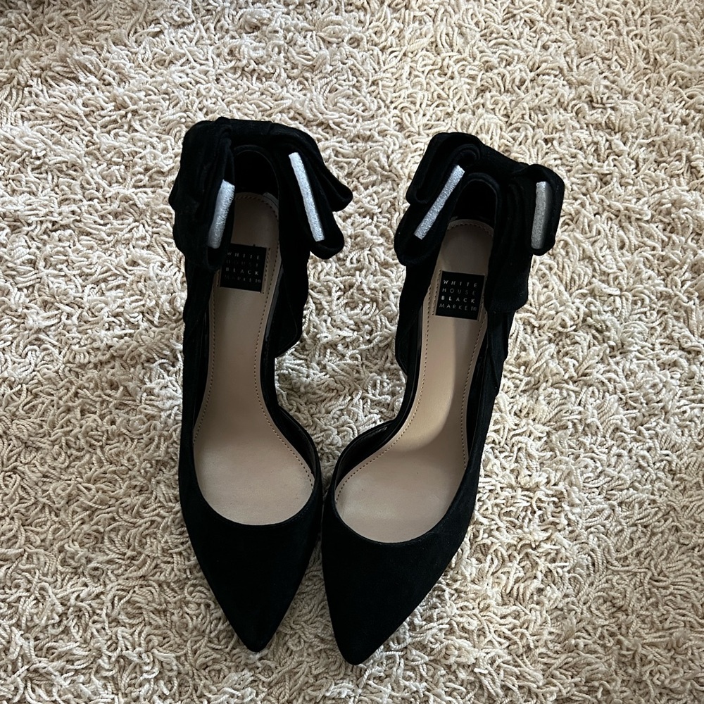 White House Black Market Elegant Black Heels with Bow - Picture 5 of 7